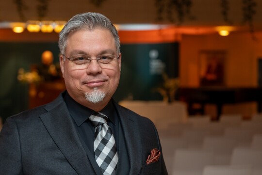 Tommi Kinnunen Turun yliopiston päärakennuksen aulassa