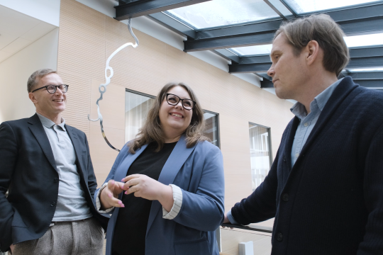 Tutkijat keskustelemassa.