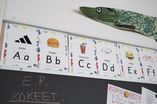 Kirjainopetusjulisteita seinällä.
