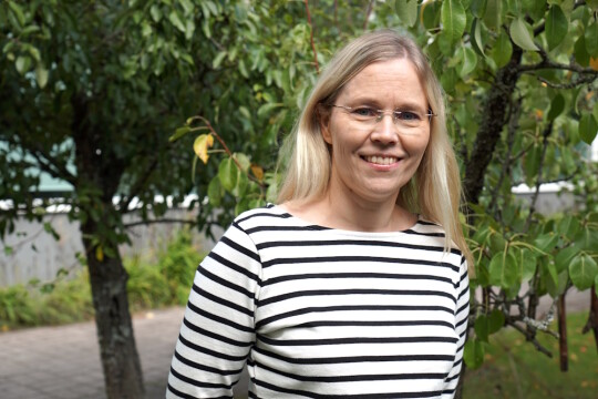 Nainen kuvattuna ulkona.