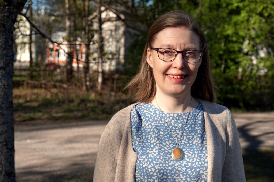 Nainen kuvattuna ulkona.