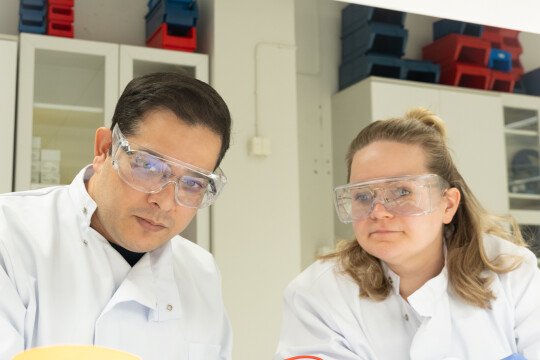 Vipul Sharma ja Anastasia Koivikko laboratoriossa.