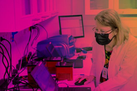 Tytti Vuorinen laboratoriossa