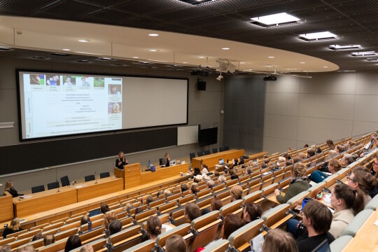 Ihmiset luentosalissa seminaarissa.