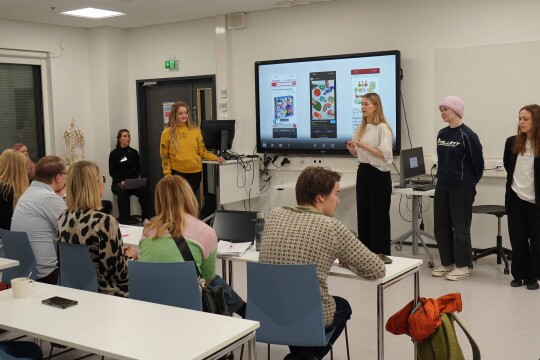 Opiskelijoita esittelemässä ideaansa luokassa