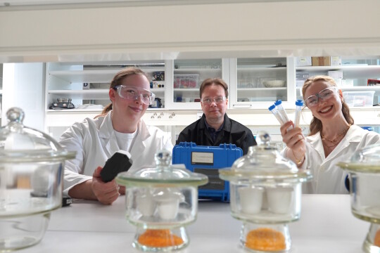 Nellie Inkinen, Isabella Pönkkä ja Mika Lastusaari laboratoriossa.