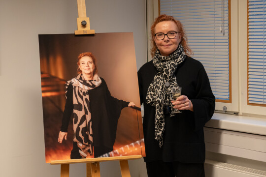 Jaana Hagström poseeraamassa muotovalokuvansa kanssa