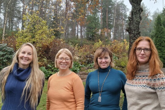 Virpi Lummaa, Veronika Laippala, Päivi Onkamo ja Outi Vesakoski lähikuvassa ulkona.