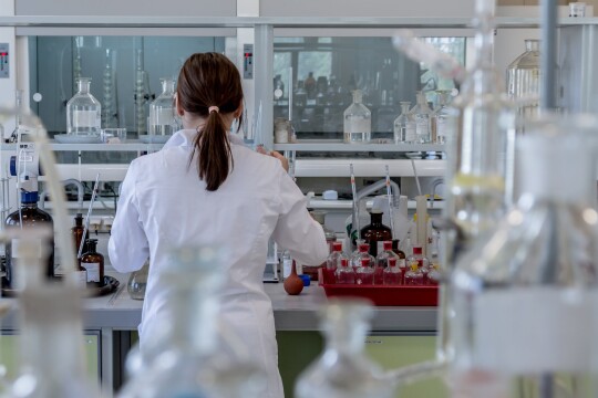 Aihekuva laboratoriosa, kuvitusta IMUFELLOW uutiseen 