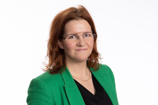 Saara Karasvirta lähikuvassa.