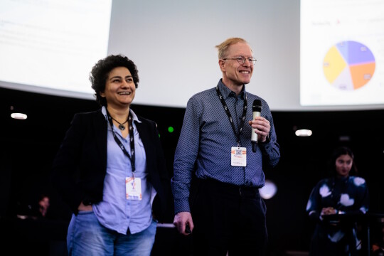 Zahra Jahanshah Rad ja  Erkki Seppäläinen lavalla.