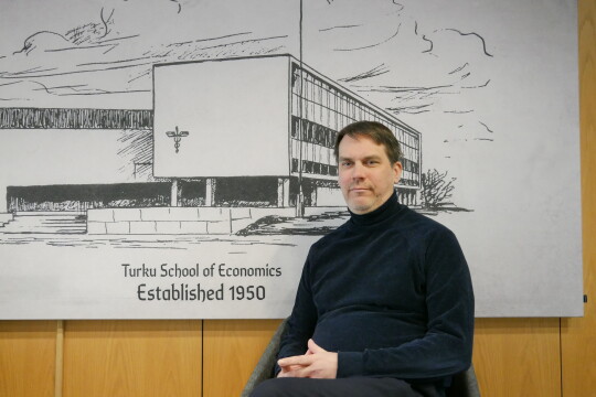 Antti Fredriksson kauppakorkean aulassa