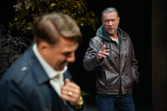 kuvituskuva päällikkö-näytelmästä näyttelijät sami lalou ja antti reini lavalla