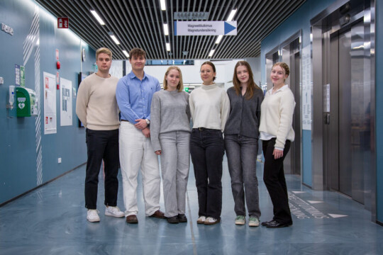 Kuusi opiskelijaa Medisiina D:n aulassa