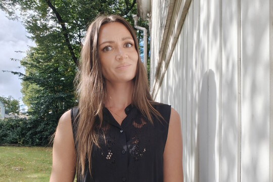 Laura Puumala lähikuvassa ulkona.