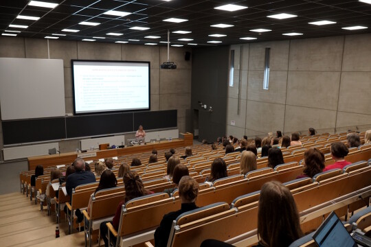 Ihmiset luentosalissa.