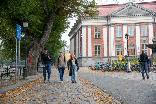 Opiskelijoita kävelemässä kirjaston edustalla Vähätorilla