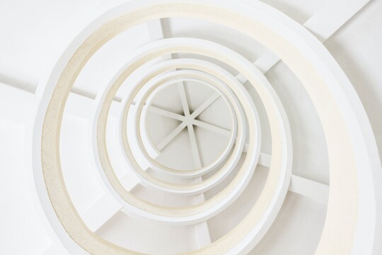 Taiteellinen valkoinen kierre