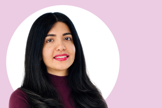 Maryam Ghasemi lähikuvassa, taustalla vaaleanpunaista ja valkoista.