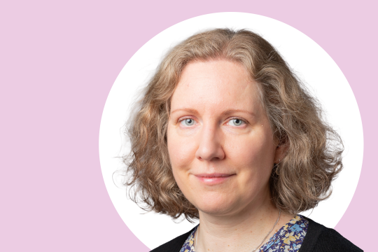 Elina Kilpi-Jakonen lähikuvassa, taustalla vaaleanpunaista ja valkoista.