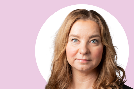 Kirsi Peltonen lähikuvassa.