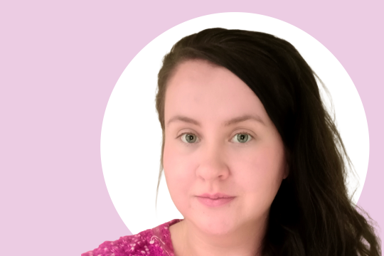 Onerva Puhakka lähikuvassa, taustalla vaaleanpunaista ja valkoista.