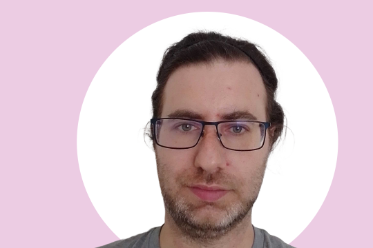 A photo of Stefan Schuldt, background of the image is pink and white.