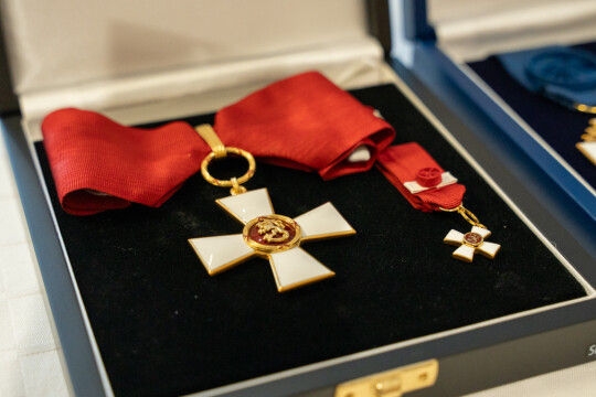 ritarikuntien kunniamerkki lähikuvassa