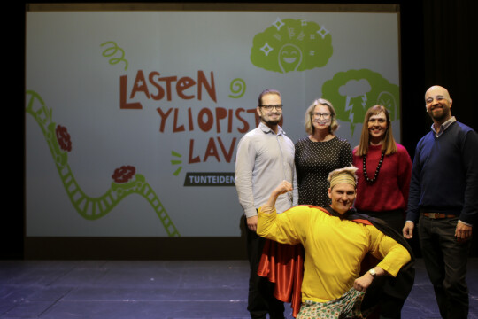 Lasten yliopisto lavalla -esiintyjät teatterilavalla: Joonas Uotinen, Johanna Kaakinen, Linnea Karlsson, Kari Kaunisto ja edessä Markus Ilkka Uolevi