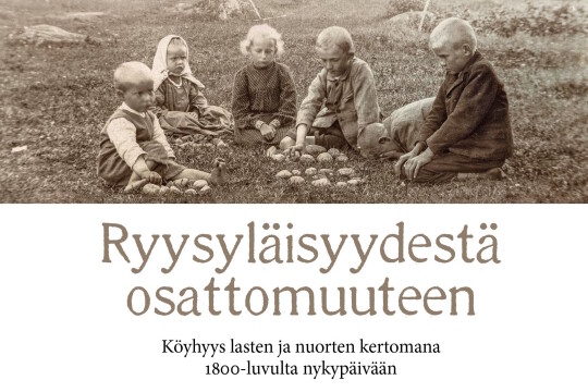 Mustavalkoinen kuva lapsista istumassa ringissä pihalla.