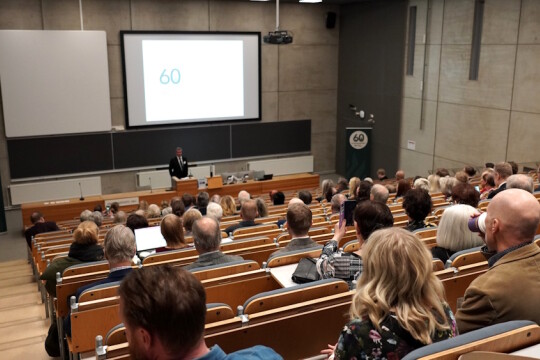 Ihmisiä seminaarissa