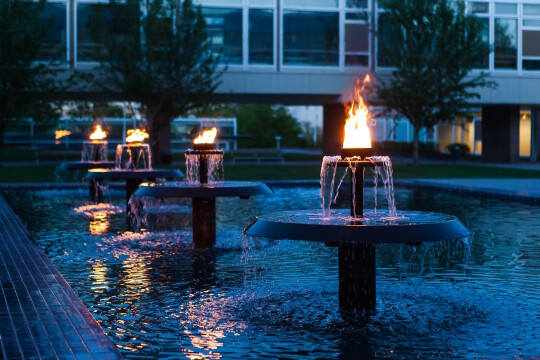 Yliopistonmäen suihkulähteen soihdut on sytytetty illalla.