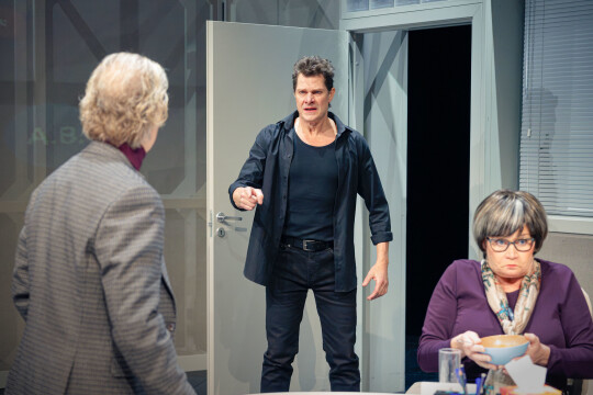 kuvituskuva sohva-näytelmästä