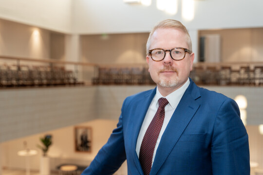 Ilkka Salmi yliopiston päärakennuksessa