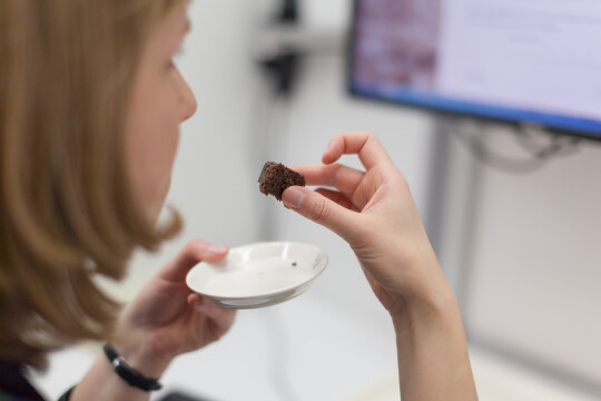 henkilö maistelee ruokaa