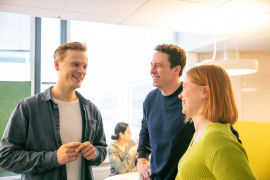 Ihmisiä keskustelemassa