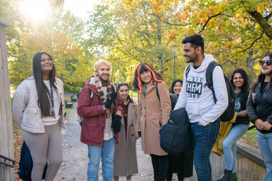 ryhmä opiskelijoita kampuksella syksyllä
