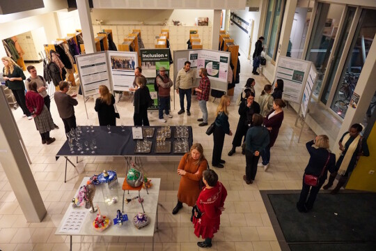 Ihmisiä aulassa posterinäyttelyssä