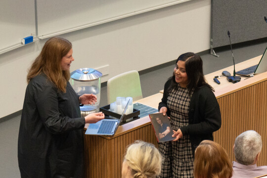 Heli Halava ojentamassa palkinnon Piya Rajendralle