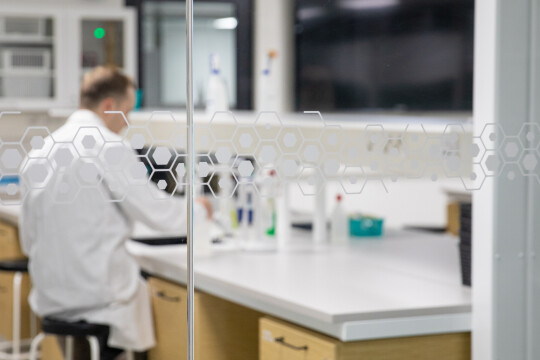 UUTISKUVA Henkilo tyoskentelemassa laboratoriossa