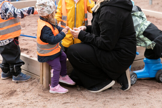 UUTISKUVA Lapset juttelemassa paivakodin pihalla 2