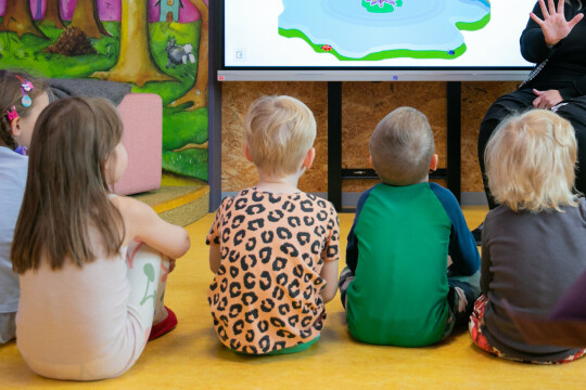 UUTISKUVA lapset kuuntelemassa tarinaa 2