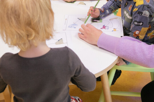 UUTISKUVA lapset tekemassa tehtavia 5