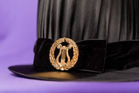 Tohtorinhattu jossa filosofiantohtorin lyyra.