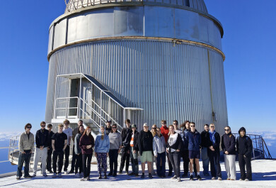 NOT-koulun lukiolaisia NOT-kaukoputken edessä Kanariansaarten korkeudessa