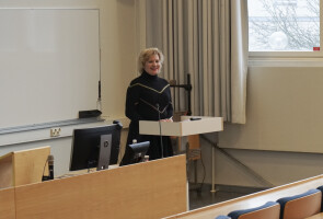 Ukrainan suurlähettiläs Olga Dibrova Turun kauppakorkeakoulun luentosalissa.