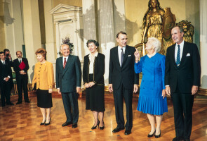 Presidentinlinnan suuressa salissa Neuvostoliiton johtaja Mihail Gorbatsov, Suomen presientti Mauno Koivisto ja Yhdyevaltain presidentti George Bush puolisoineen.