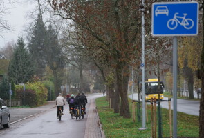 Pyöräilijöitä ja linja-auto Turussa.