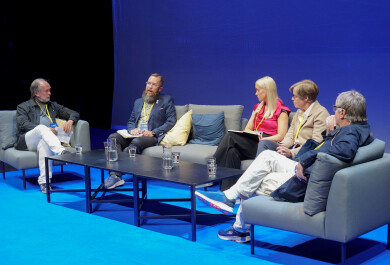 Ihmisiä puhumassa sohvilla