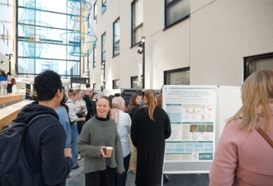 Opiskelijoita esittelemässä postereita